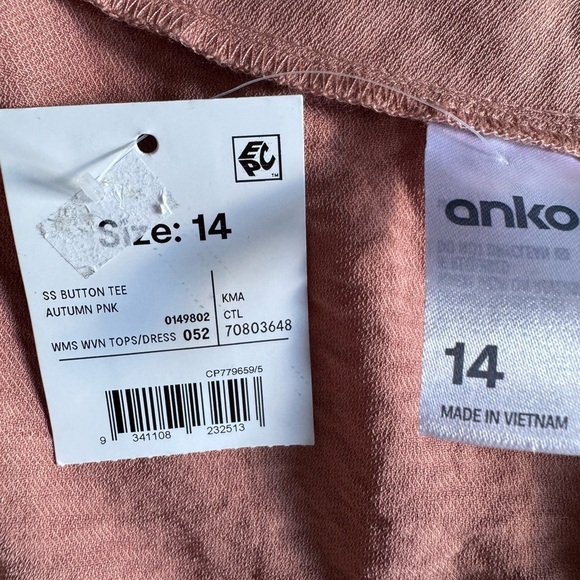 Women's NWT Pink Button-Up Top. Ptp 21 lenght 23” - Picture 4 of 4